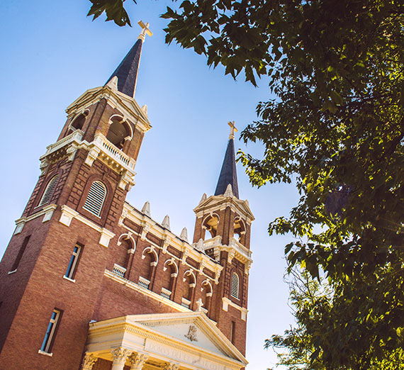 Una mujer sentada en un taburete junto a un podio