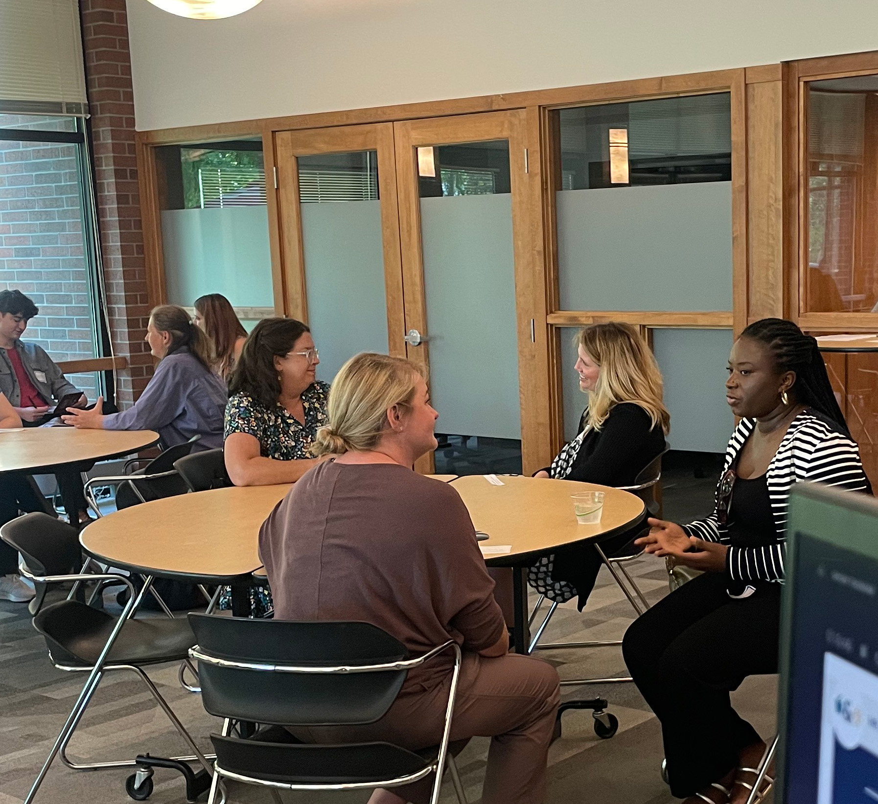Un grupo de mujeres sonriendo