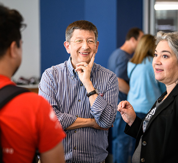 Un escalador del programa de Aprendizaje al Aire Libre Inmersivo de Gonzaga se encuentra en la cima de las Rocas de Sharon.